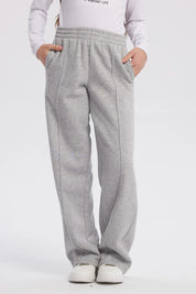 Pantalón buzo niña wide leg gris melange con cintura elástica y bolsillos laterales prenda lisa ideal para comodidad diaria