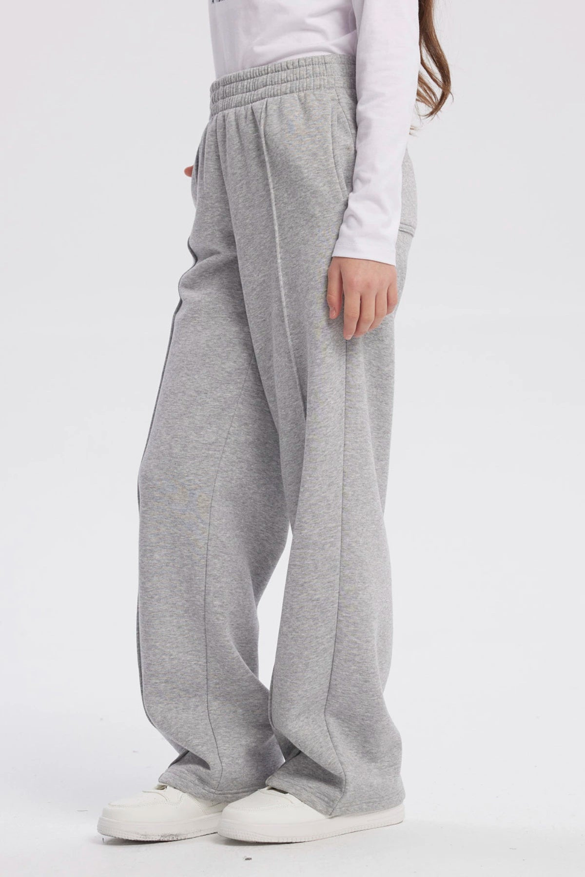 Pantalón buzo niña wide leg gris melange con cintura elástica y bolsillos laterales prenda lisa ideal para comodidad diaria