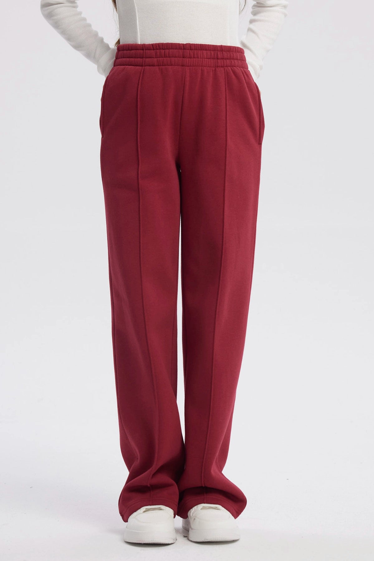 Pantalón buzo niña rojo de pierna ancha con cintura elástica y sin estampa visible ideal para un look cómodo y moderno