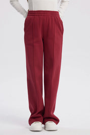 Pantalón buzo niña rojo de pierna ancha con cintura elástica y sin estampa visible ideal para un look cómodo y moderno