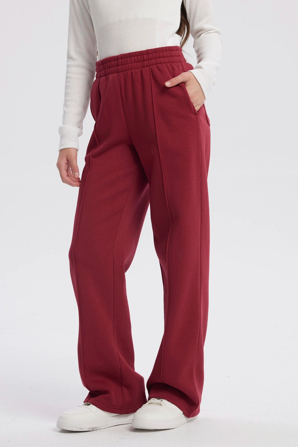 Pantalón buzo niña rojo de pierna ancha con cintura elástica y sin estampa visible ideal para un look cómodo y moderno
