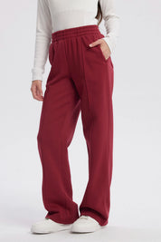 Pantalón buzo niña rojo de pierna ancha con cintura elástica y sin estampa visible ideal para un look cómodo y moderno