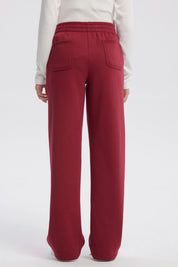 Pantalón buzo niña rojo de pierna ancha con cintura elástica y sin estampa visible ideal para un look cómodo y moderno