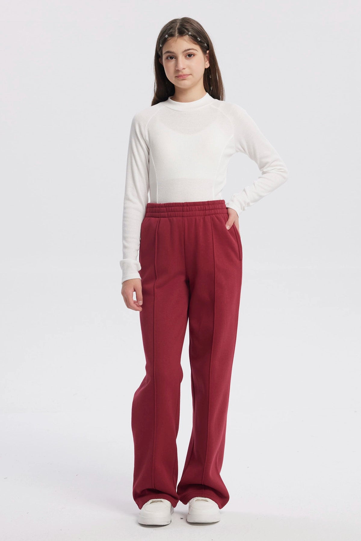 Pantalón buzo niña rojo de pierna ancha con cintura elástica y sin estampa visible ideal para un look cómodo y moderno