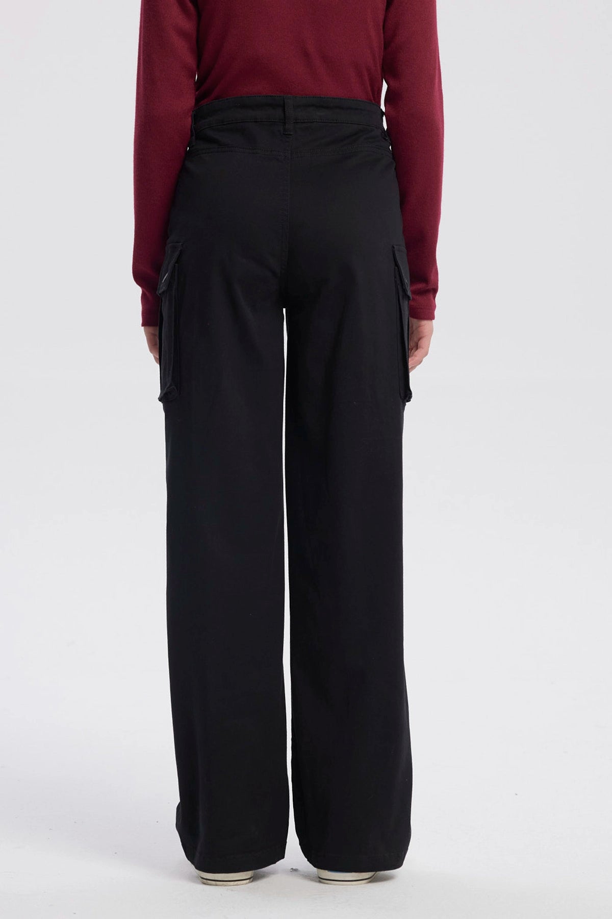 Pantalón niña wide leg negro con bolsillos cargo laterales estilo casual sin estampa lisa ideal para combinar con todo
