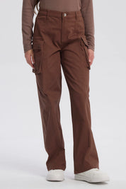 Pantalón niña wide leg café con bolsillos grandes laterales y corte recto prenda lisa cómoda para un look casual