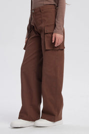 Pantalón niña wide leg café con bolsillos grandes laterales y corte recto prenda lisa cómoda para un look casual