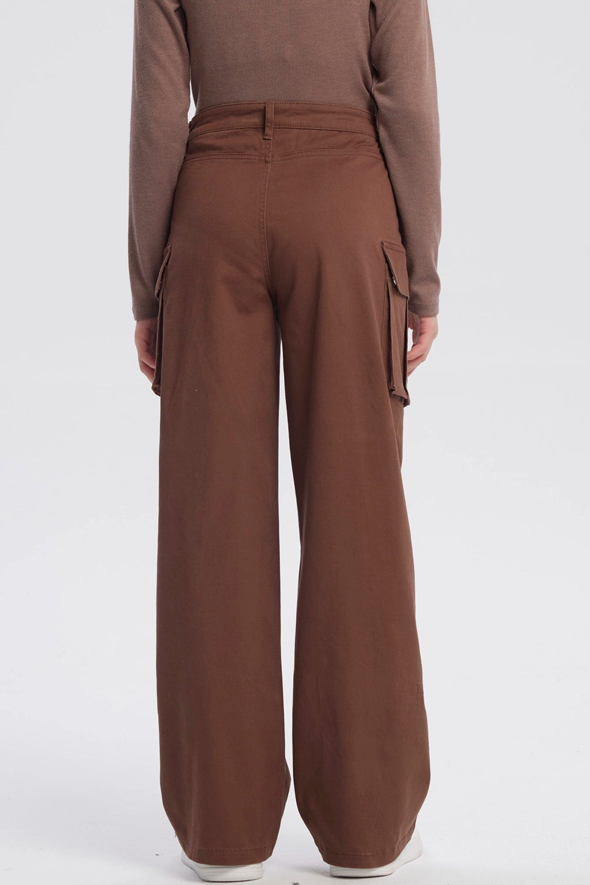 Pantalón niña wide leg café con bolsillos grandes laterales y corte recto prenda lisa cómoda para un look casual