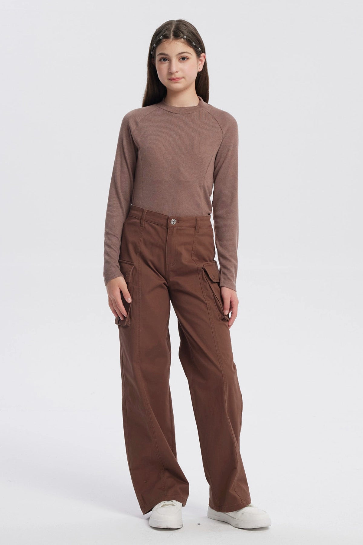 Pantalón niña wide leg café con bolsillos grandes laterales y corte recto prenda lisa cómoda para un look casual