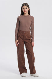 Pantalón niña wide leg café con bolsillos grandes laterales y corte recto prenda lisa cómoda para un look casual