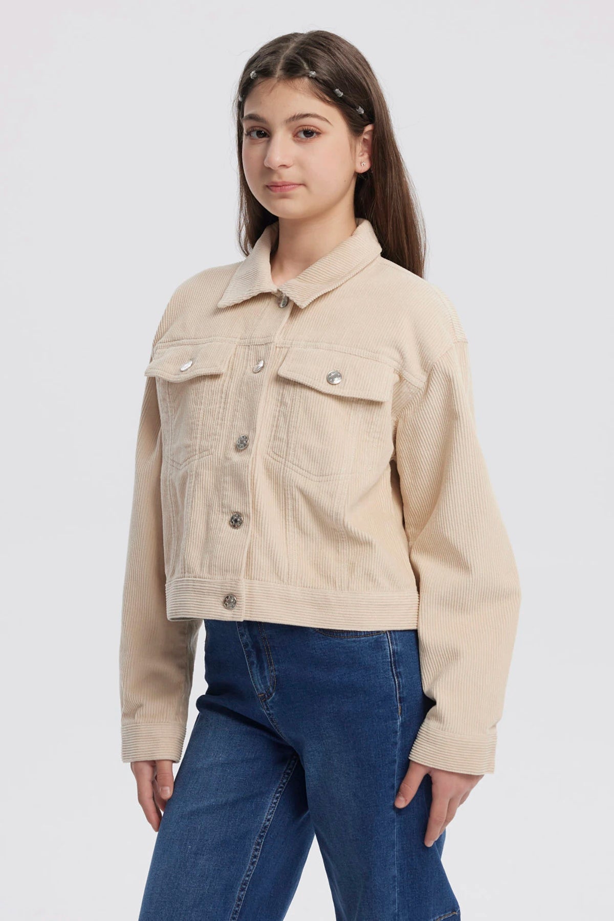 Chaqueta beige de niña estilo slim con cuello camisero y botones metálicos frontales prenda lisa ideal para el frío