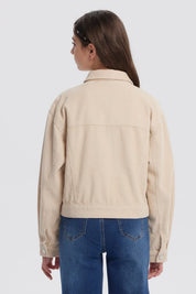 Chaqueta beige de niña estilo slim con cuello camisero y botones metálicos frontales prenda lisa ideal para el frío