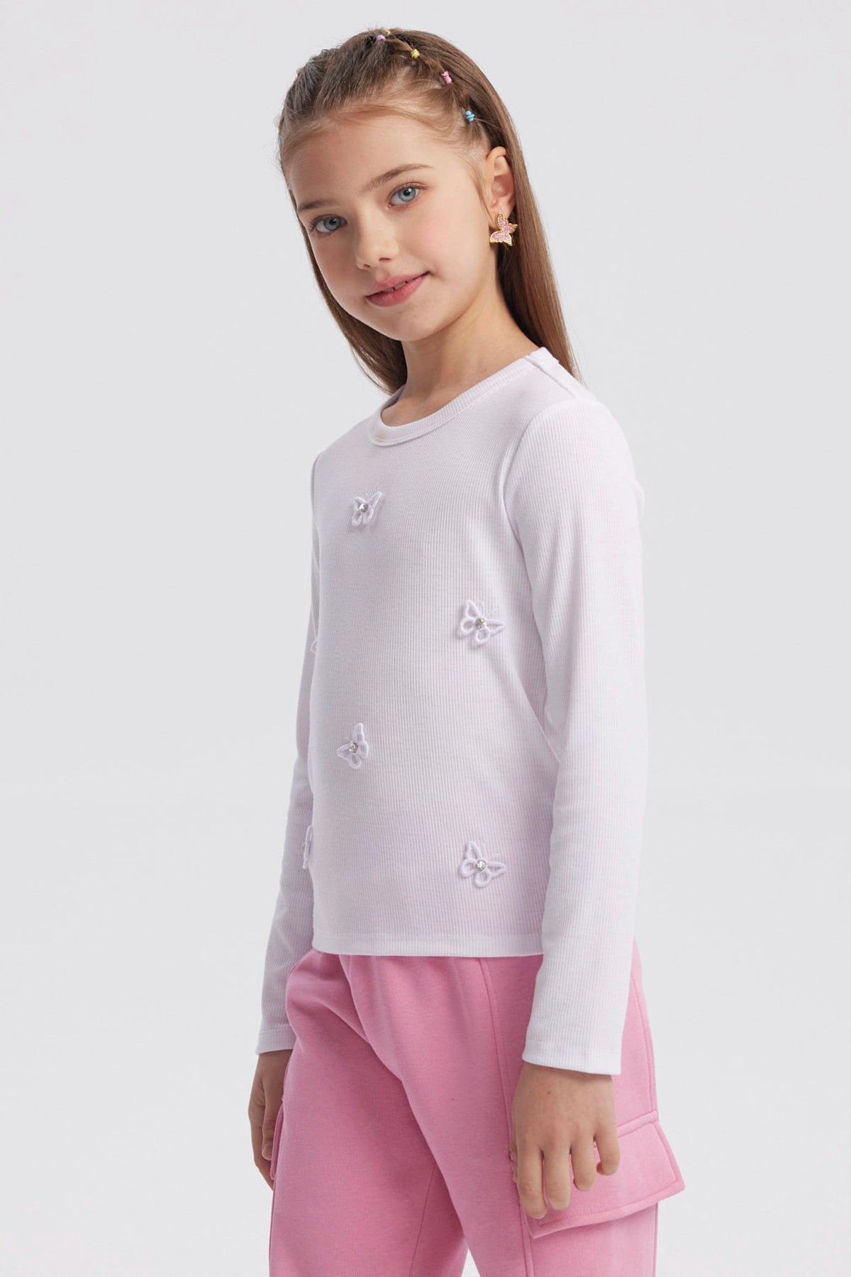 Polera niña slim blanco con detalles de mariposas bordadas en el frente estilo casual sin estampa lisa