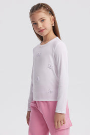 Polera niña slim blanco con detalles de mariposas bordadas en el frente estilo casual sin estampa lisa
