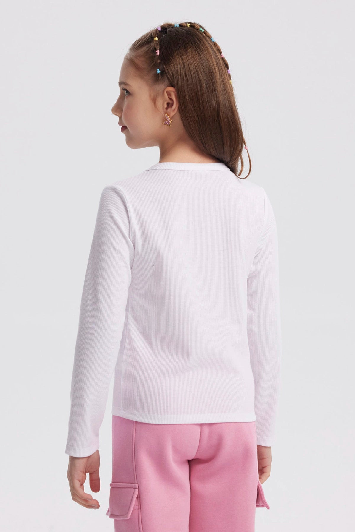 Polera niña slim blanco con detalles de mariposas bordadas en el frente estilo casual sin estampa lisa