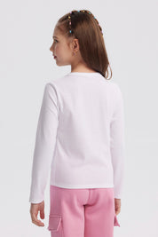 Polera niña slim blanco con detalles de mariposas bordadas en el frente estilo casual sin estampa lisa