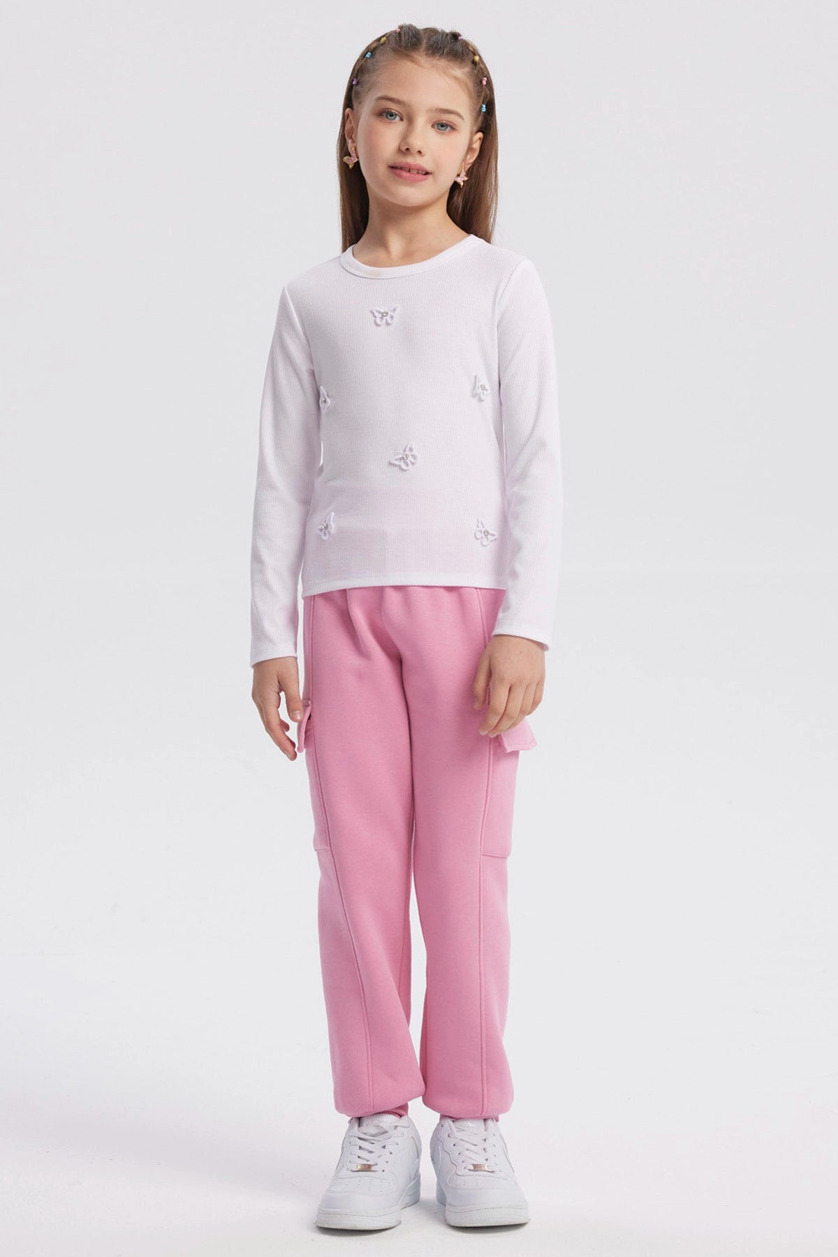 Polera niña slim blanco con detalles de mariposas bordadas en el frente estilo casual sin estampa lisa