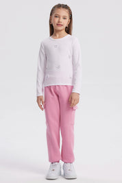 Polera niña slim blanco con detalles de mariposas bordadas en el frente estilo casual sin estampa lisa