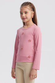Polera slim rosada para niña con pequeñas flores bordadas en el frente diseño delicado y textura acanalada lisa