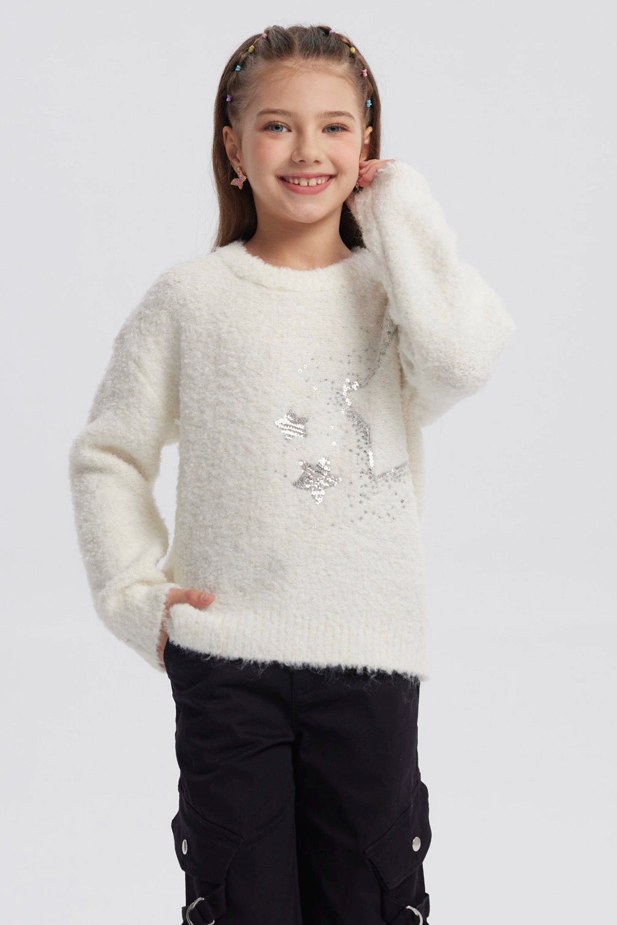 Sweater crudo para niña con textura suave y diseño de estrellas plateadas en el frente estilo casual y cómodo