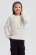 Sweater crudo para niña con textura suave y diseño de estrellas plateadas en el frente estilo casual y cómodo