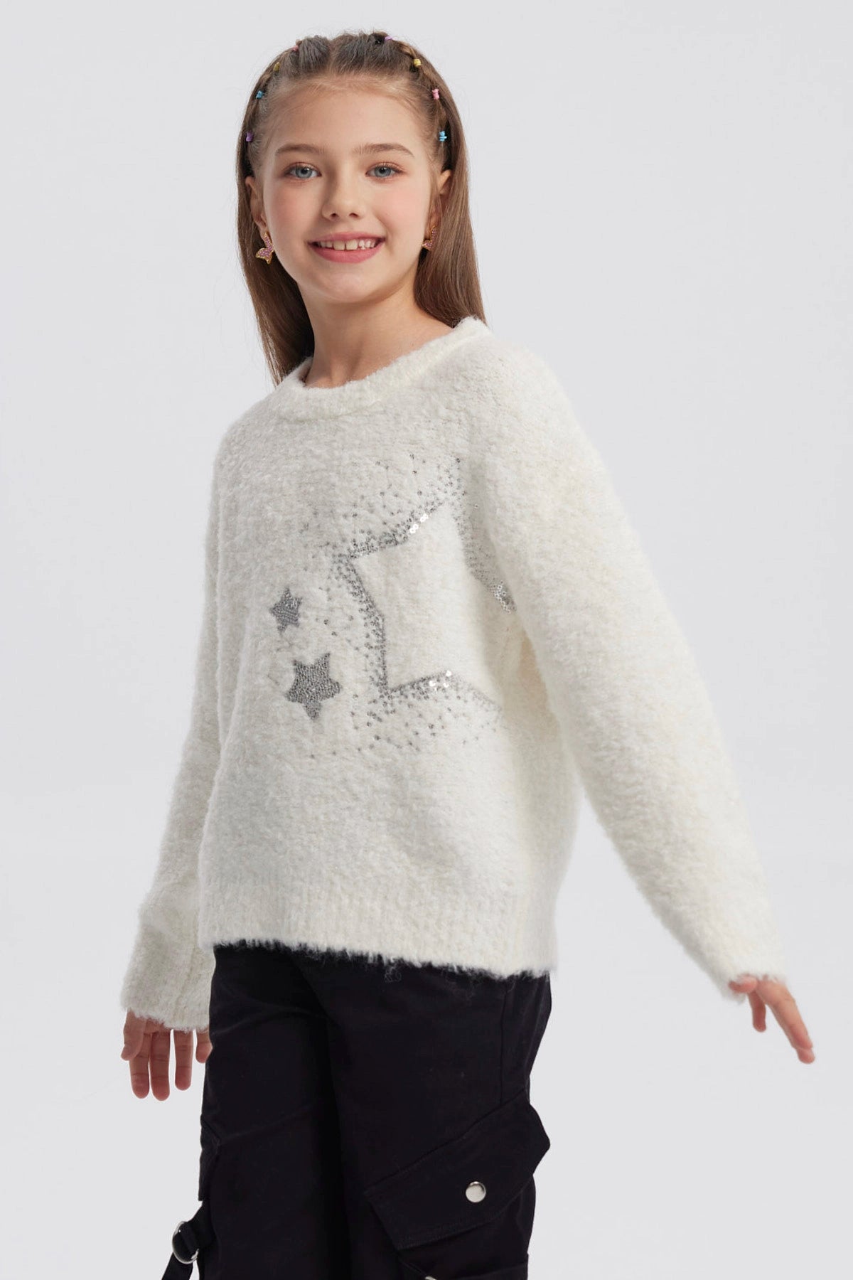 Sweater crudo para niña con textura suave y diseño de estrellas plateadas en el frente estilo casual y cómodo