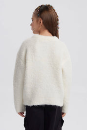 Sweater crudo para niña con textura suave y diseño de estrellas plateadas en el frente estilo casual y cómodo