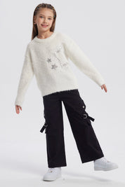 Sweater crudo para niña con textura suave y diseño de estrellas plateadas en el frente estilo casual y cómodo