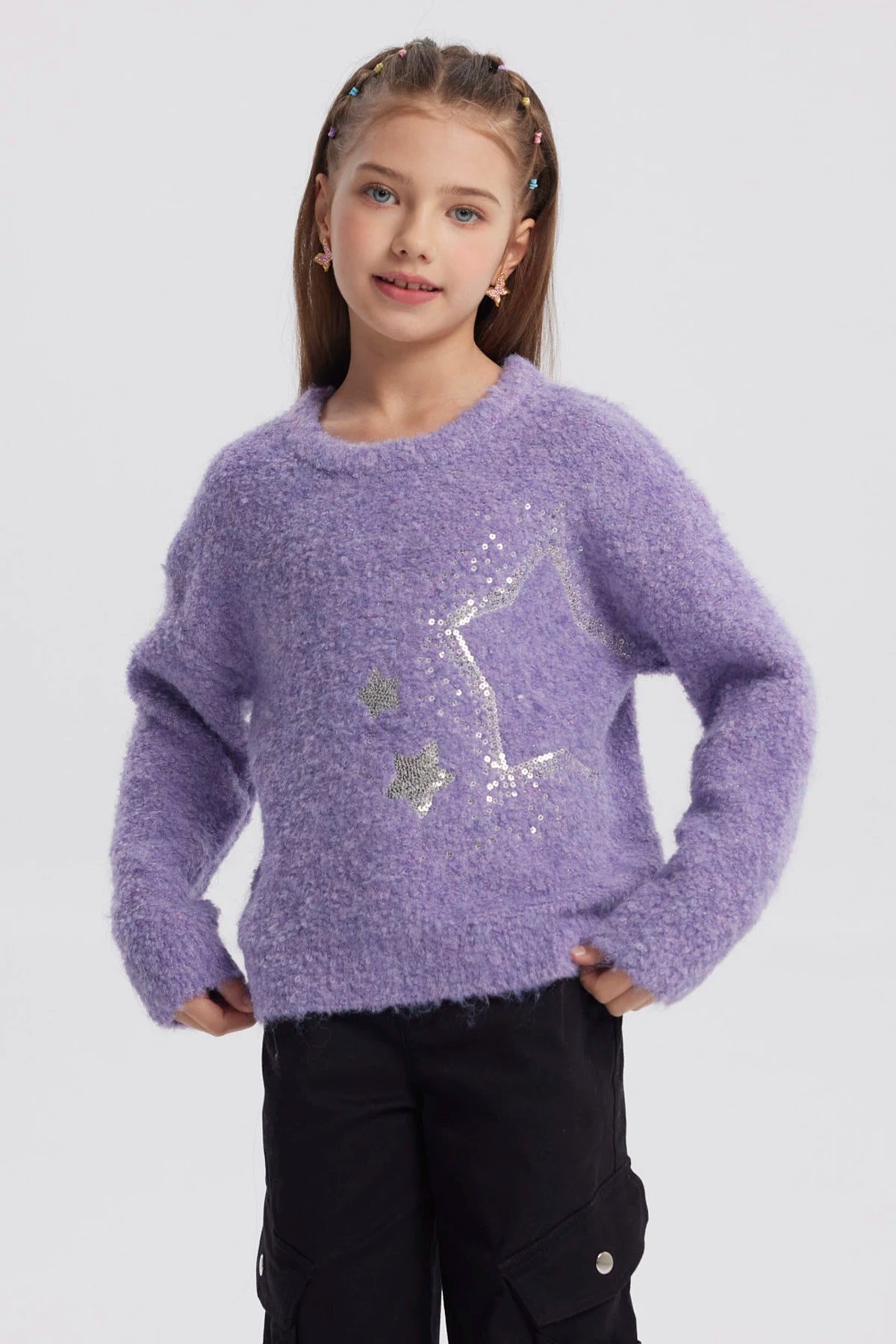 Sweater niña lila con diseño de estrellas plateadas al frente estilo gráfico brillante