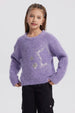 Sweater niña lila con diseño de estrellas plateadas al frente estilo gráfico brillante