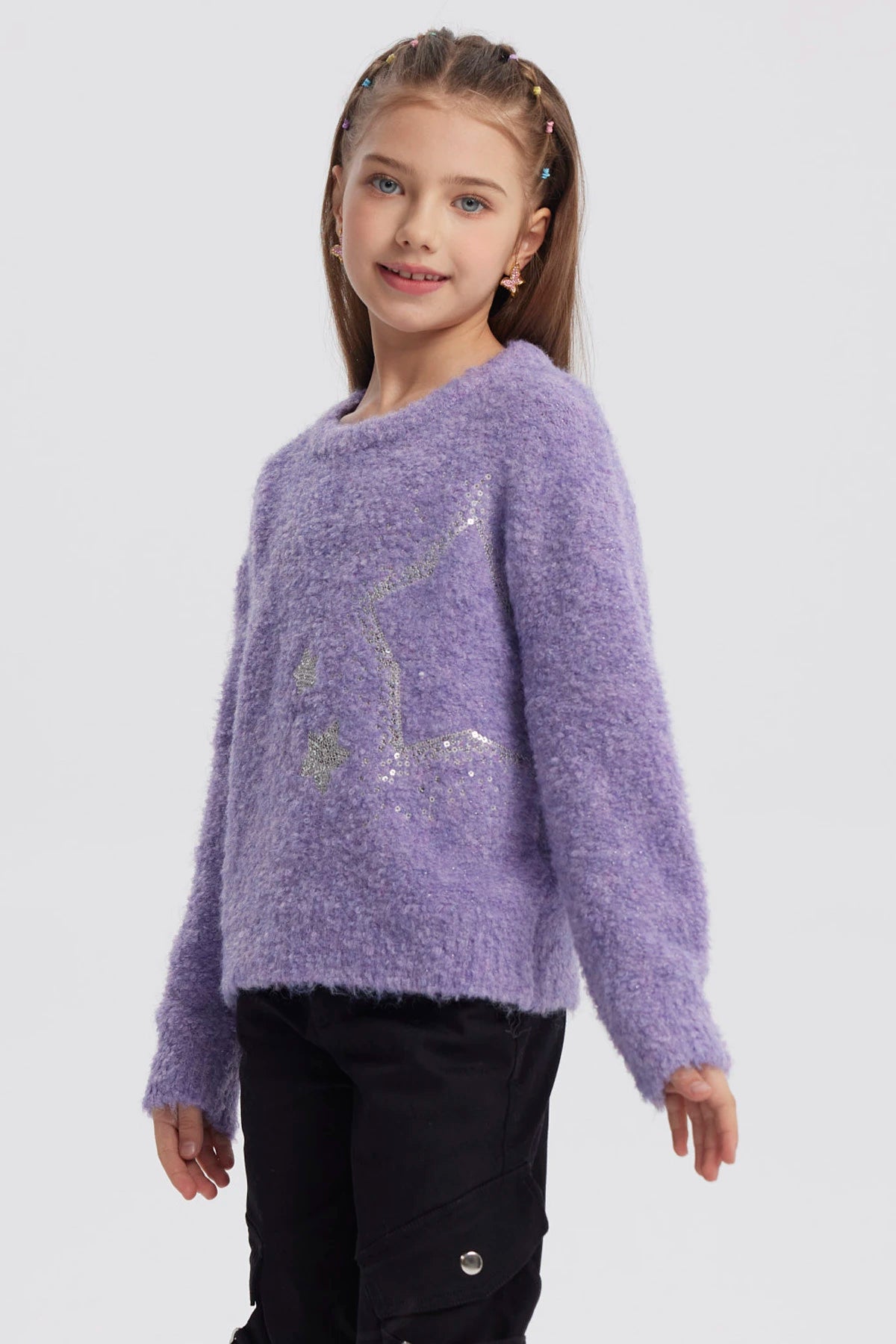 Sweater niña lila con diseño de estrellas plateadas al frente estilo gráfico brillante