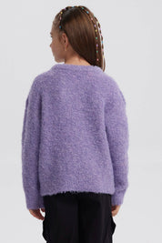 Sweater niña lila con diseño de estrellas plateadas al frente estilo gráfico brillante