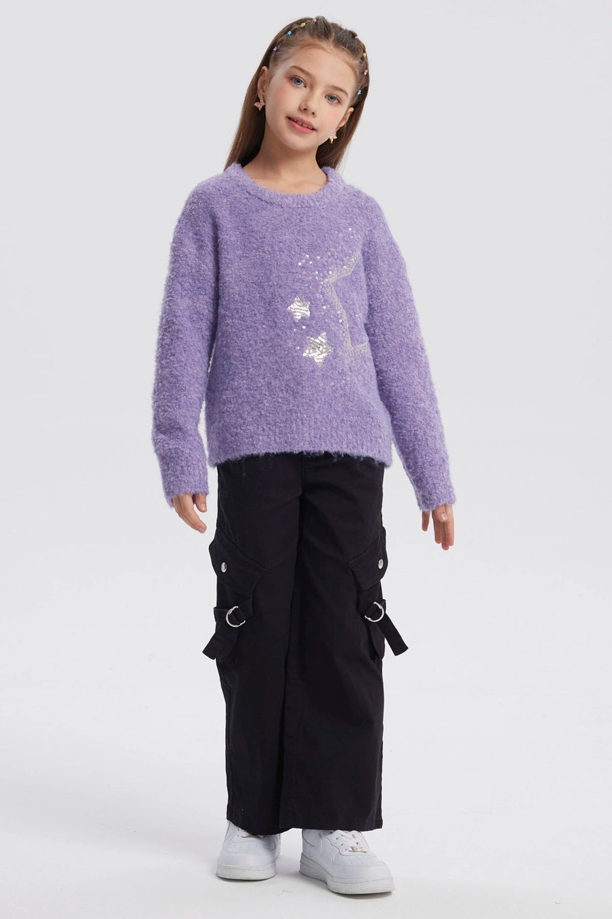 Sweater niña lila con diseño de estrellas plateadas al frente estilo gráfico brillante