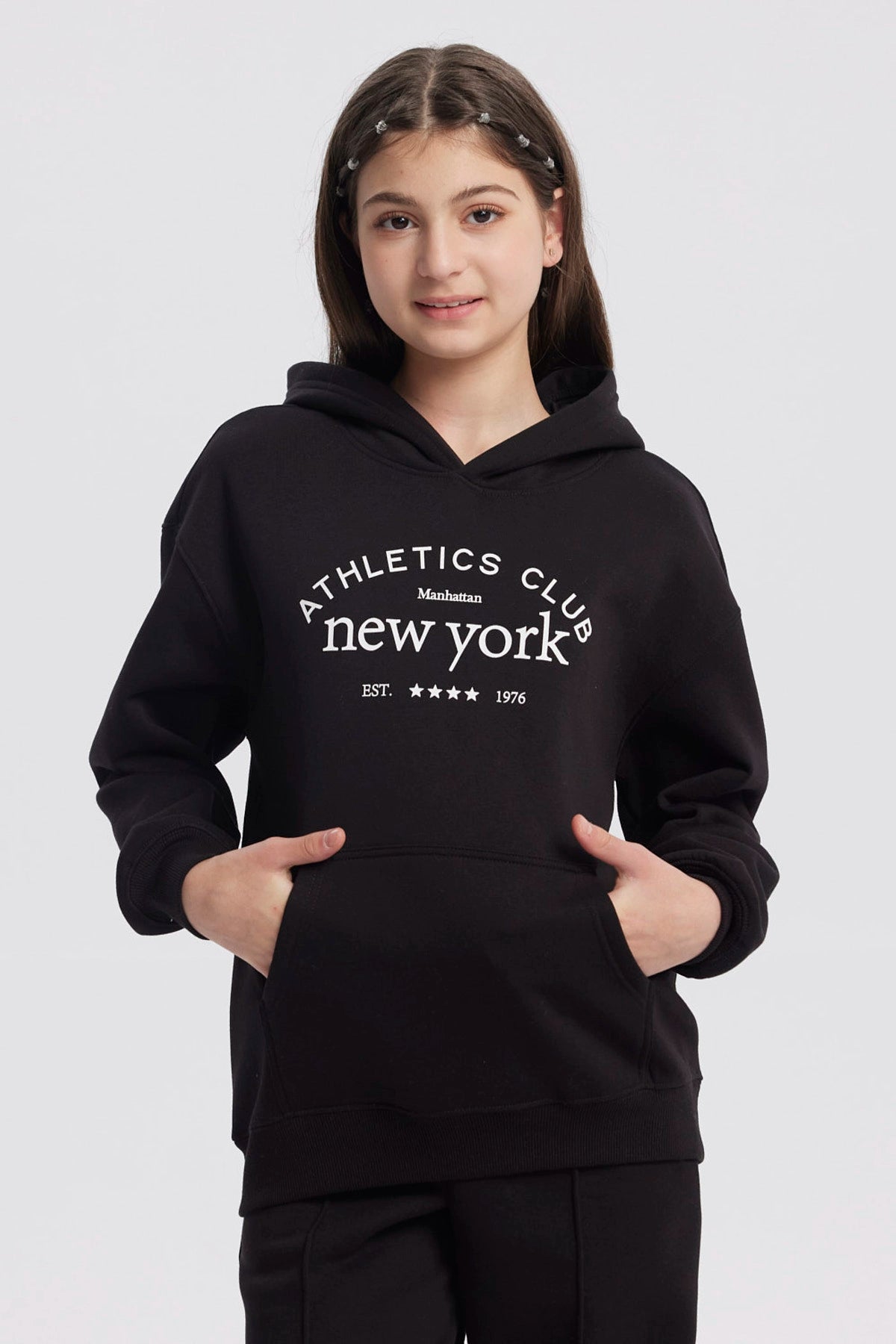 Polerón negro con gorro para niña con estampa blanca Athletics Club New York en el frente estilo casual urbano