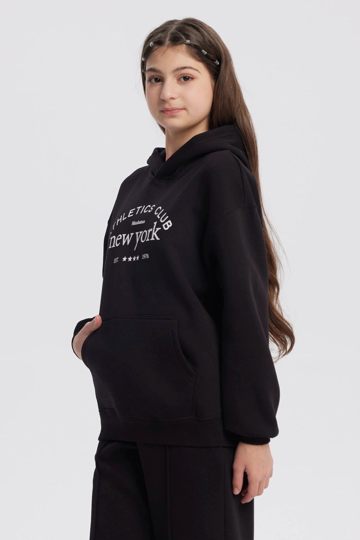 Polerón negro con gorro para niña con estampa blanca Athletics Club New York en el frente estilo casual urbano