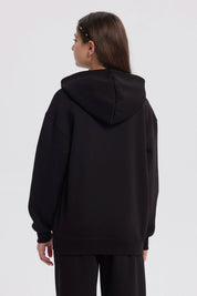 Polerón negro con gorro para niña con estampa blanca Athletics Club New York en el frente estilo casual urbano
