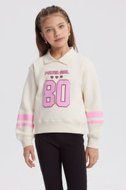 Polerón crudo de niña con cuello camisero diseño Power Girl 80 en el frente letras rosas con corazones estilo casual