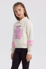 Polerón crudo de niña con cuello camisero diseño Power Girl 80 en el frente letras rosas con corazones estilo casual