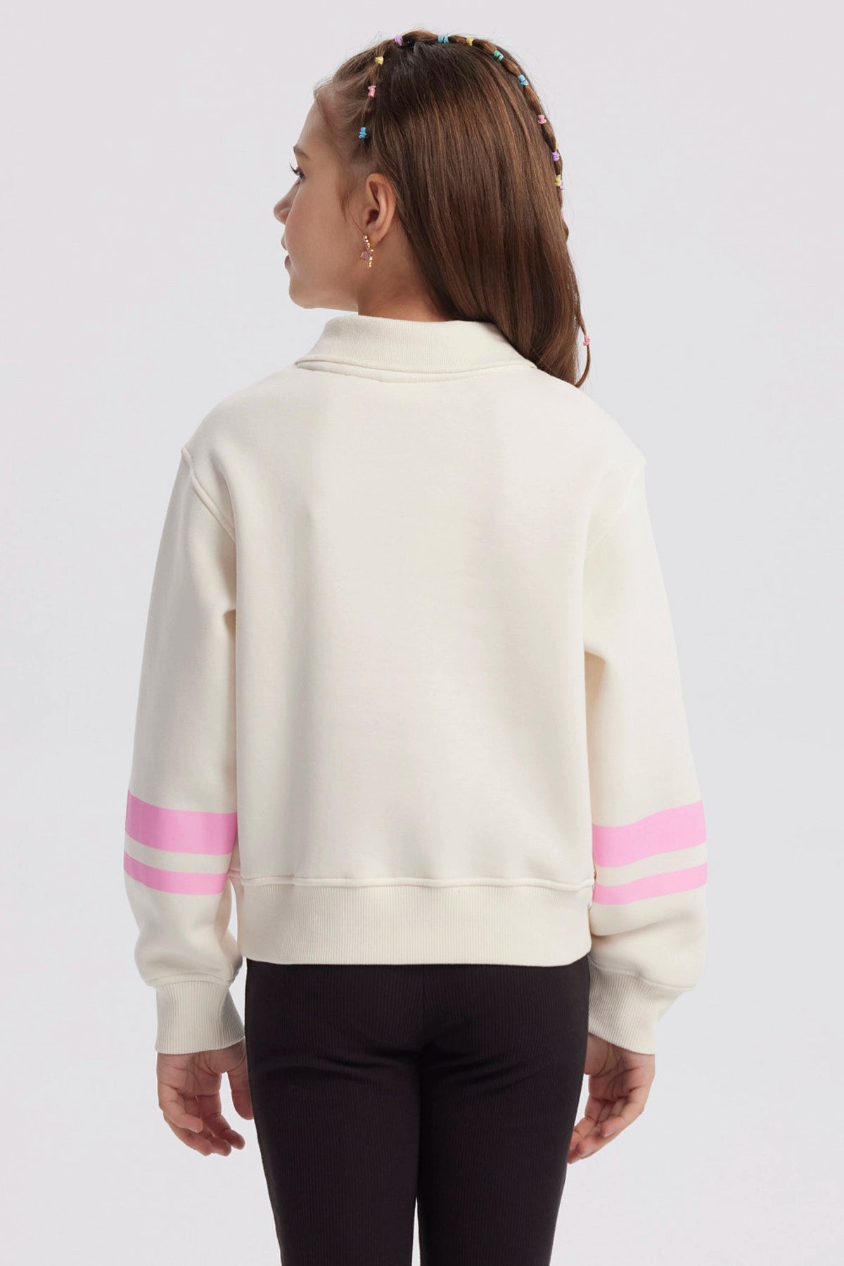 Polerón crudo de niña con cuello camisero diseño Power Girl 80 en el frente letras rosas con corazones estilo casual