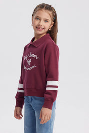 Polerón burdeo para niña con cuello camisero diseño "big bows big dreams" en el pecho y franjas blancas en las mangas