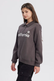 Polerón niña marengo con cuello camisero y texto California en el pecho diseño casual ideal para días frescos