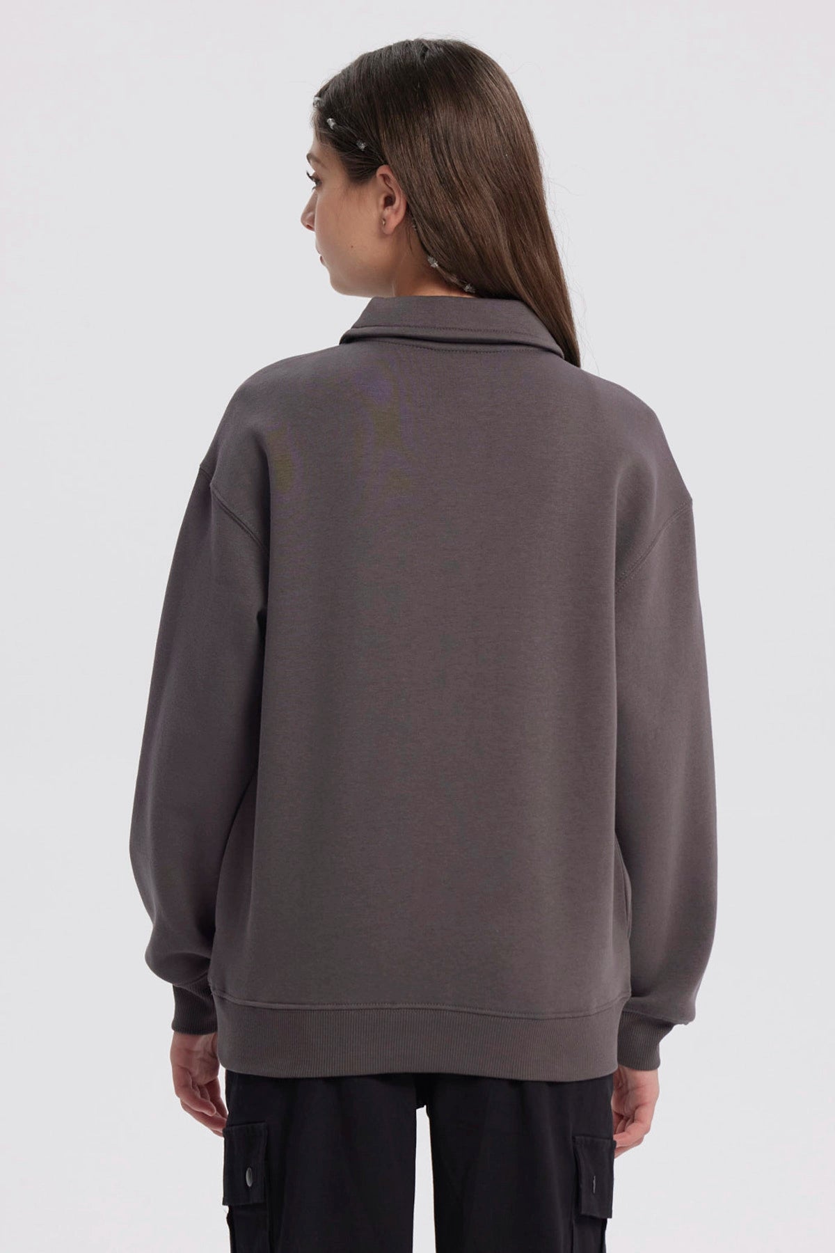 Polerón niña marengo con cuello camisero y texto California en el pecho diseño casual ideal para días frescos