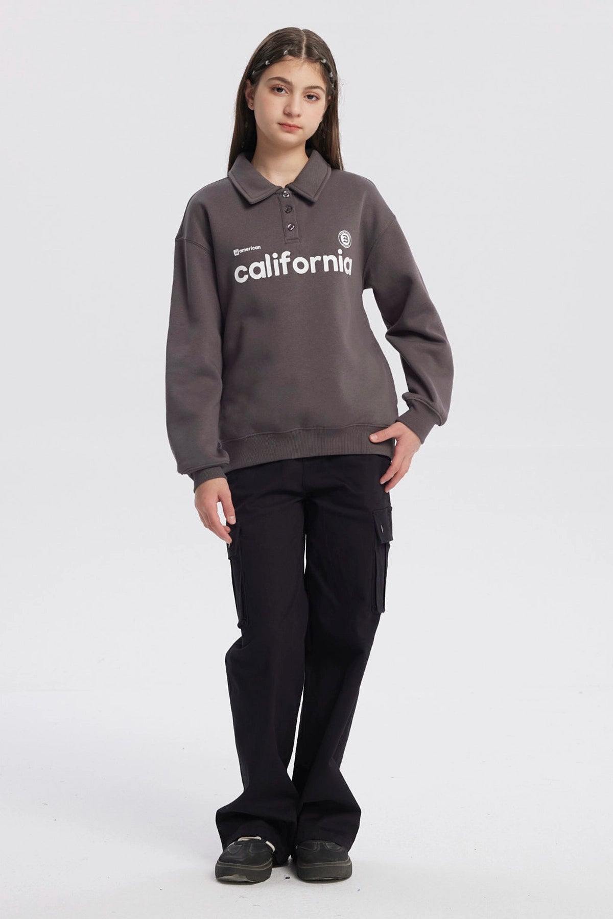 Polerón niña marengo con cuello camisero y texto California en el pecho diseño casual ideal para días frescos
