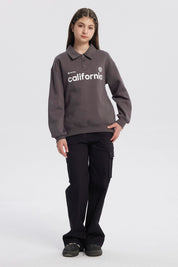 Polerón niña marengo con cuello camisero y texto California en el pecho diseño casual ideal para días frescos