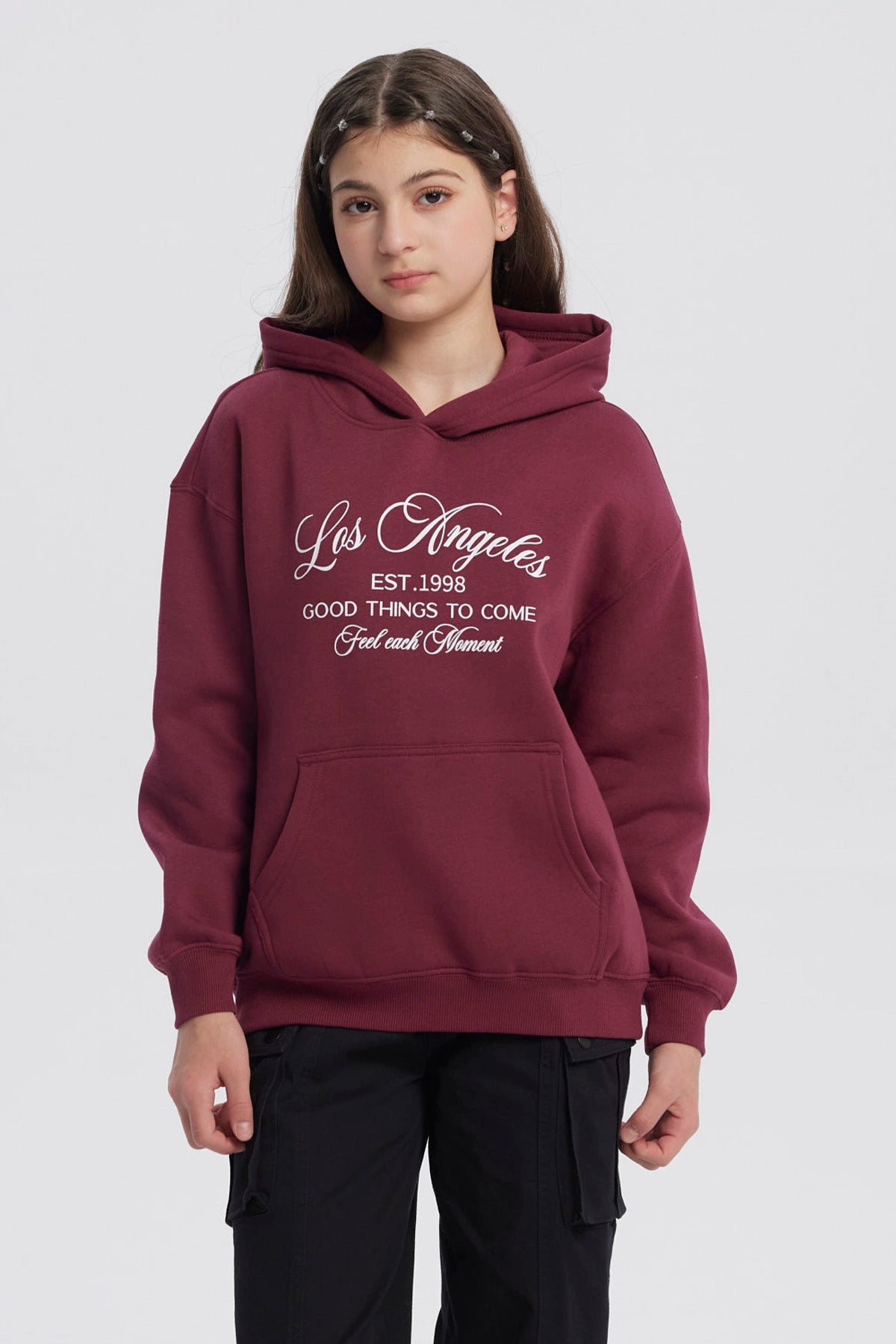 Polerón niña burdeo con capucha y texto blanco al frente estilo casual moderno sin estampa lisa