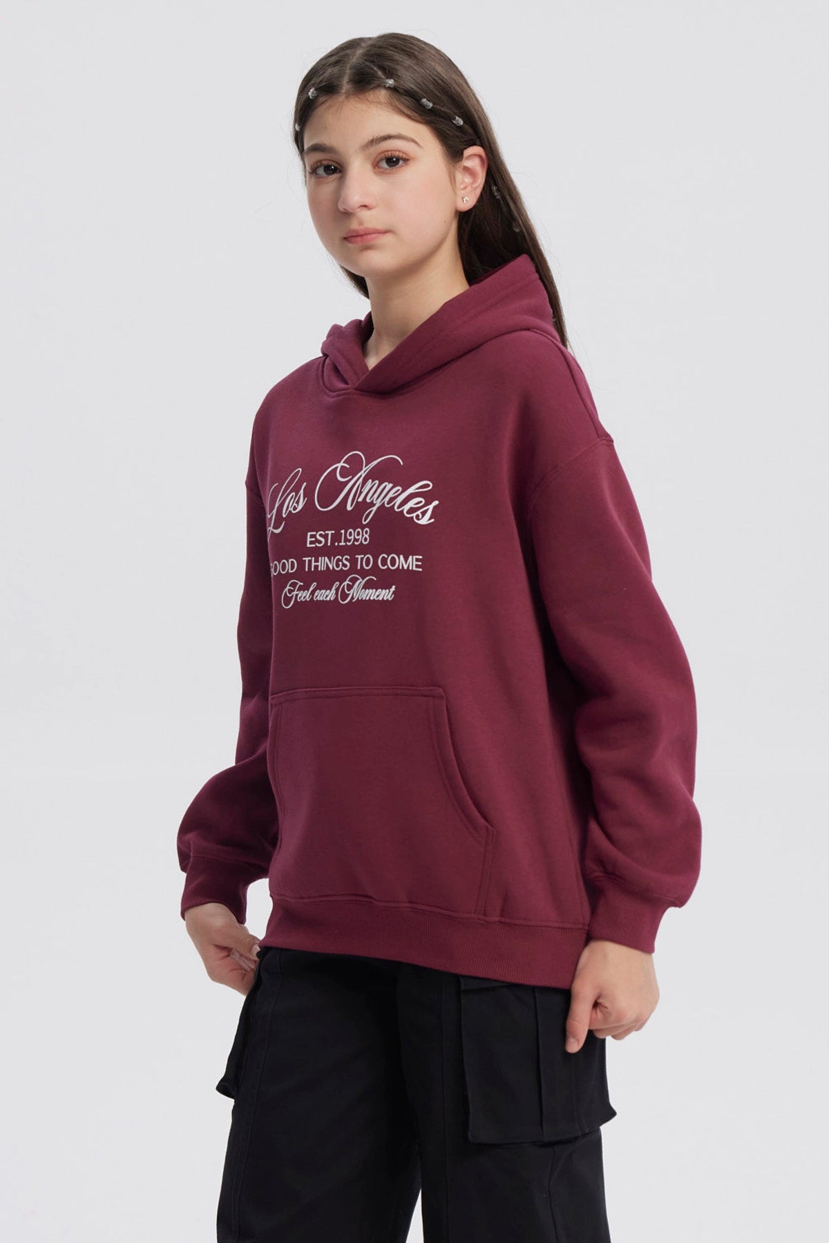 Polerón niña burdeo con gorro texto Los Angeles en el frente estilo casual cómodo y moderno sin estampa adicional