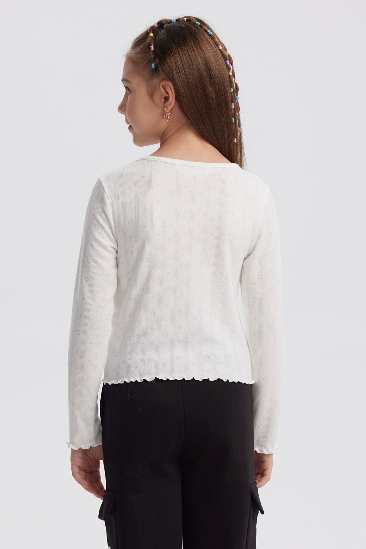 Polera crudo para niña con lazos en el cuello y detalles de corazones en patrón vertical prenda lisa y delicada