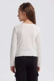 Polera crudo para niña con lazos en el cuello y detalles de corazones en patrón vertical prenda lisa y delicada