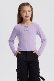 Polera lila para niña con lazos en el escote y diseño de corazones en relieve sin estampa lisa