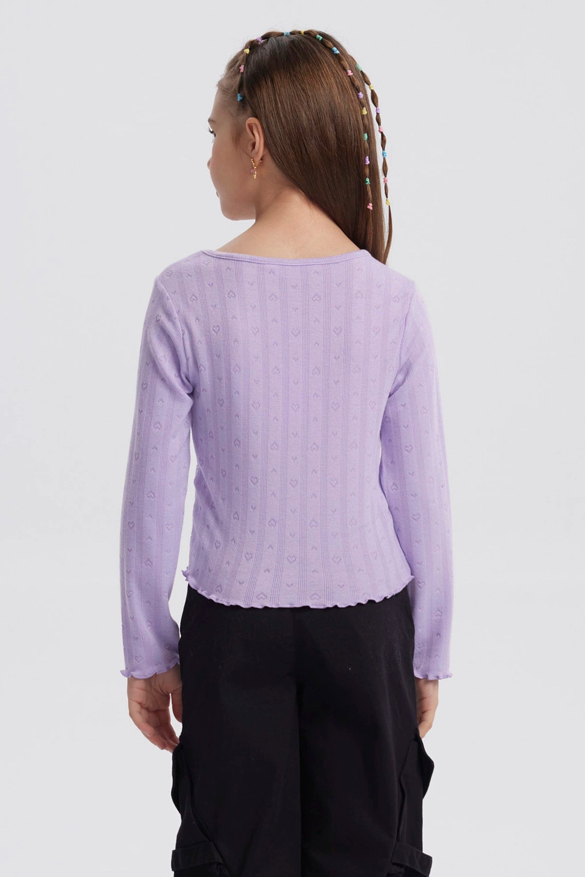 Polera lila para niña con lazos en el escote y diseño de corazones en relieve sin estampa lisa